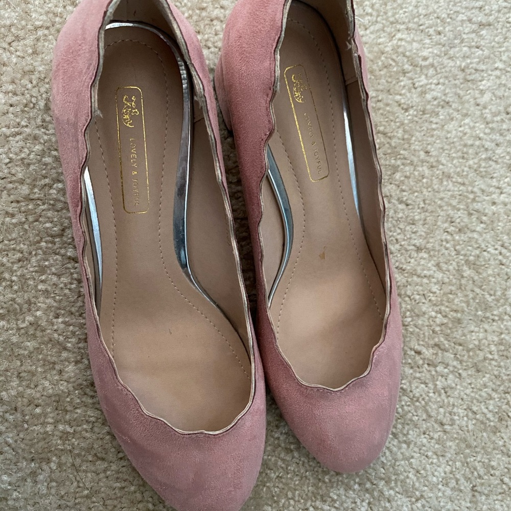 Block heel shoes